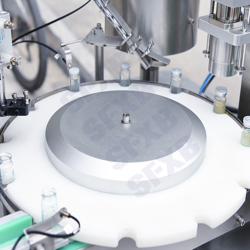 Máquina llenadora, taponadora y tapadora con bomba cerámica de doble servomotor